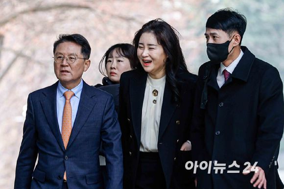 윤석열 대통령 측 변호인 윤갑근 변호사를 비롯한 변호인단이 24일 서울 서초구 서울중앙지방법원에서 열린 윤 대통령 내란수괴 혐의 2차 공판준비기일에 출석하고 있다. [사진=사진공동취재단]