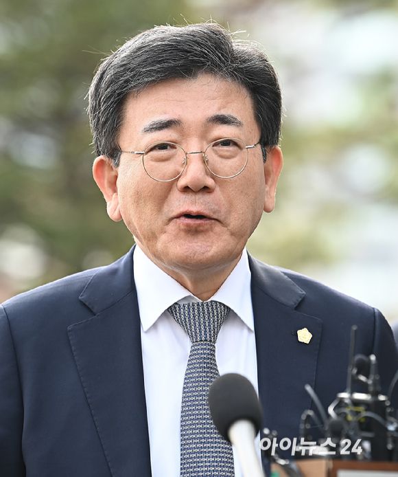 한덕수 국무총리 측 박기웅 변호사가 24일 오전 서울 종로구 재동 헌법재판소 대심판정에서 열린 한덕수 국무총리 탄핵심판 선고에 출석하며 입장을 밝히고 있다. [사진=곽영래 기자]