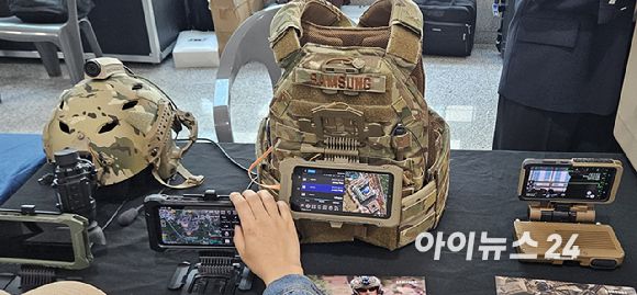 24일 국회 의원회관에 전시된 전술용 갤럭시 모델. [사진=박지은 기자]