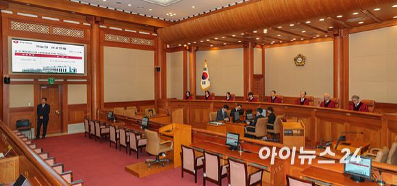 한덕수 국무총리의 탄핵심판 선고 날인 24일 서울 종로구 헌법재판소 심판정에 문형배 헌법재판소장 권한대행을 비롯한 재판관들이 착석해 있다. [사진=곽영래 기자]