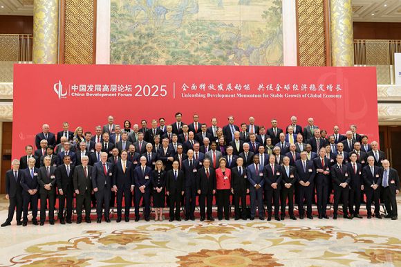 리창 중국 총리가 지난 23일 중국 베이징의 댜오위타이 영빈관에서 열린 중국 개발 포럼 참석자들과 함께 단체 사진을 찍고 있다. [사진=로이터-연합뉴스]