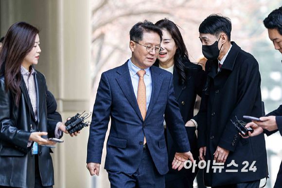 윤석열 대통령 측 변호인 윤갑근 변호사를 비롯한 변호인단이 24일 서울 서초구 서울중앙지방법원에서 열린 윤 대통령 내란수괴 혐의 2차 공판준비기일에 출석하고 있다. [사진=사진공동취재단]