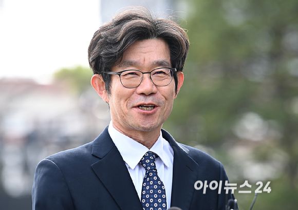 한덕수 국무총리 탄핵심판 청구인 측 김주현 변호사가 24일 오전 서울 종로구 재동 헌법재판소 대심판정에서 열린 한덕수 국무총리 탄핵심판 선고에 출석하며 입장을 밝히고 있다. [사진=곽영래 기자]
