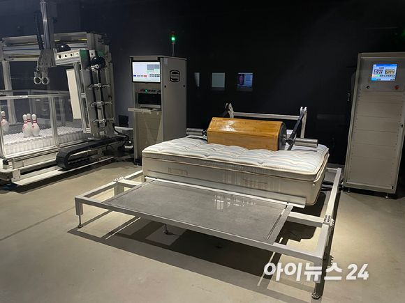 매트리스 원단의 훼손, 내장재 줄음률, 스프링의 휘어짐 및 끊어짐을 관찰하는 '롤링 테스트'. [사진=송대성 기자]