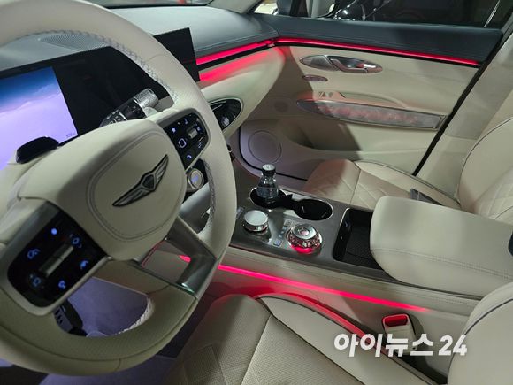 제네시스 'GV70 전동화 모델' 무드등. [사진=김종성 기자]