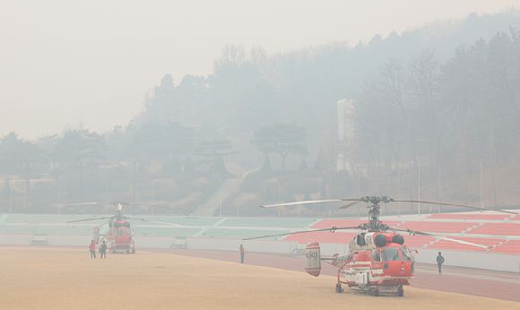 24일 경북 의성군 종합운동장에서 산불 진화 헬기가 짙은 연무 탓에 이륙이 지연되고 있다. [사진=연합뉴스]