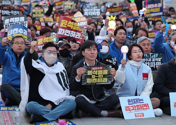 24일 서울 종로구 동십자각 앞에서 열린 야5당 공동 비상시국 대응을 위한 범국민대회에서 더불어민주당 박찬대 원내대표 등이 윤석열 대통령에 대한 파면을 촉구하는 구호를 외치고 있다. 2025.3.24 [사진=연합뉴스]