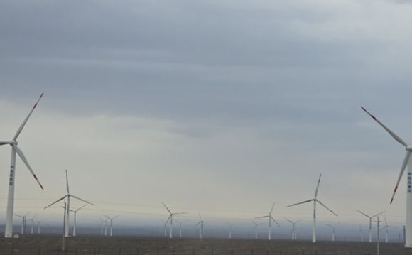 타클라마칸 사막 풍력발전기 대단지. [사진=윤영선]
