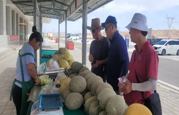 고속도로 휴게소, 노점상에서 파는 하미과. [사진=윤영선]