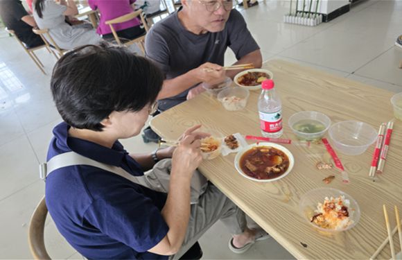 고추장 한 숟가락의 조촐한 사막휴게소 점심. [사진=윤영선]