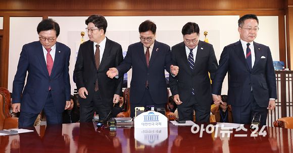 우원식 국회의장과 권성동 국민의힘 원내대표, 박찬대 더불어민주당 원내대표가 31일 오전 서울 여의도 국회에서 가진 회동에서 기념촬영을 하고 있다.왼쪽부터 국민의힘 박형수 원내수석부대표, 권 원내대표, 우 의장, 더불어민주당 박 원내대표, 박성준 원내수석부대표. [사진=곽영래 기자]