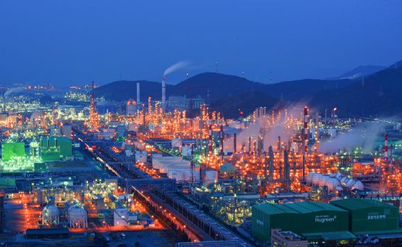 석유화학업계 등 공장이 밀집한 여수국가산업단지. [사진=여수시]