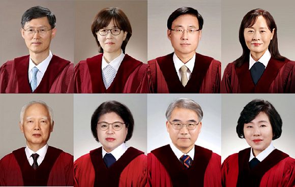 왼쪽 상단부터 시계뱡향으로 문형배 헌재소장 권한대행, 이미선 재판관, 김형두 재판관, 정정미 재판관, 정계선 재판관, 조한창 재판관, 김복형 재판관, 정형식 재판관. 지난 2019년 4월 문재인 대통령에 의해 임명된 문 소장과 이 재판관은 오는 4월 18일 퇴임을 앞두고 있다.   [사진=헌법재판소 누리집]