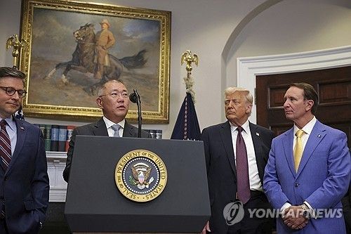 정의선 현대차그룹 회장이 24일(현지시간) 미국 백악관에서 대미투자를 발표하고 있다. [사진=워싱턴 AP=연합뉴스]