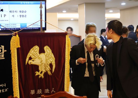 지난 2일 오전 부산 해운대구 해운대백병원 장례식장에 마련된 고 장제원 전 국회의원의 빈소에서 고인의 아들 장용준(노엘)이 빈소를 나서고 있다. [사진=연합뉴스]