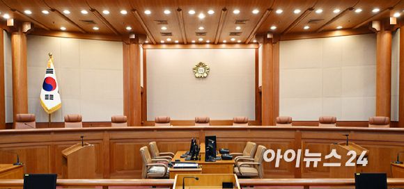 윤석열 대통령에 대한 헌법재판소의 탄핵 심판 선고일을 하루 앞둔 3일 서울 종로구 헌법재판소 대심판정에 긴장감이 감돌고 있다. [사진=사진공동취재단]