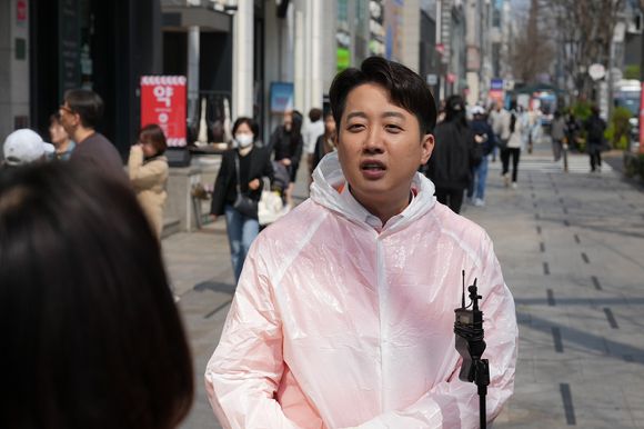 이준석 개혁신당 대선 후보가 10일 서울 강남역 인근 선거 사무실 앞에서 기자회견을 진행하고 있다. [사진=개혁신당]