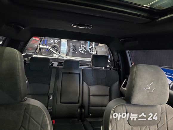 서울 KGM익스피리언스센터 강남에 전시된 KGM '무쏘 EV' 블랙 에디션 모델 2열. [사진=김종성 기자]