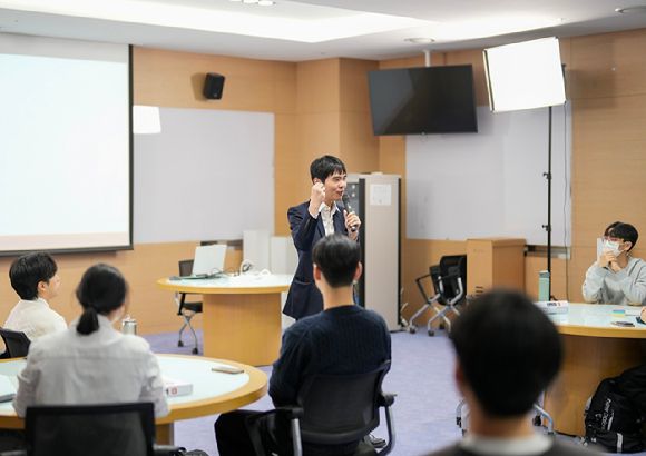 이세돌 특임교수가 '과학자를 위한 보드게임 제작' 강의를 진행하고 있다 [사진=UNIST]