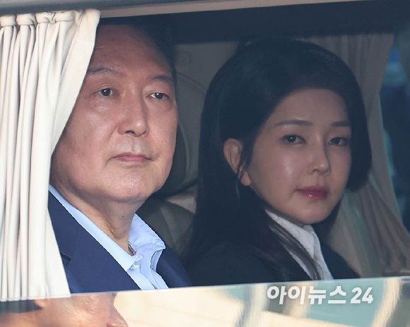 윤석열 전 대통령과 김건희 여사가 11일 오후 서울 용산구 한남동 대통령 관저를 떠나 서초동 사저로 이동하고 있다. [사진=정소희 기자]