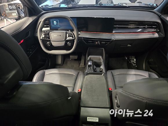 서울 KGM익스피리언스센터 강남에 전시된 KGM '무쏘 EV' 블랙 에디션 모델 인테리어. [사진=김종성 기자]