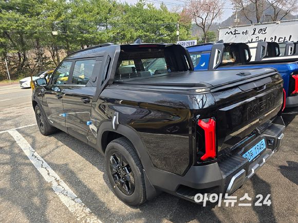 KGM '무쏘 EV' 시승 차량 후측면. [사진=김종성 기자]