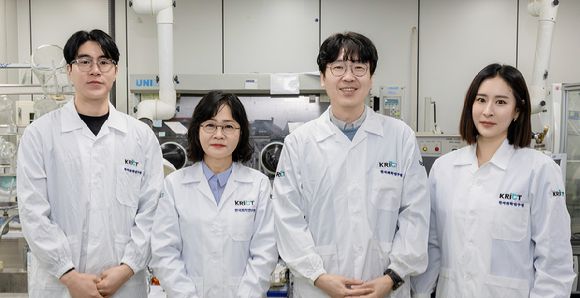 오른쪽부터 화학연 배은진 연구원(1저자), 강영훈 책임연구원(교신저자), 한미정 책임연구원(교신저자), 박병욱 선임연구원(공동저자). [사진=화학연]
