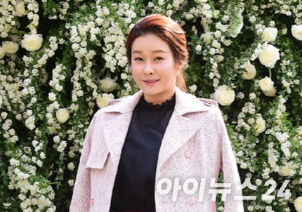 방송인 현영이 지난 2017년 서울 중림동 약현성당에서 열린 바다 결혼식에 참석해 포즈를 취하고 있다.  [사진=아이뉴스24포토DB]