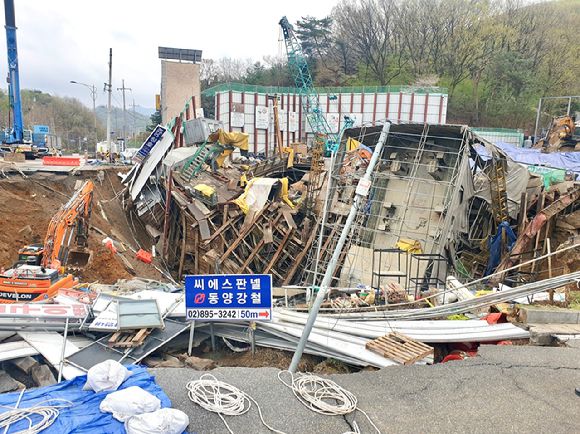 붕괴사고가 발생한 경기도 광명시 신안산선 지하터널 공사 현장에서 14일 오전 50대 실종자 1명을 찾기 위한 구조작업이 소방대원들에 의해 진행되고 있다. [사진=연합뉴스]