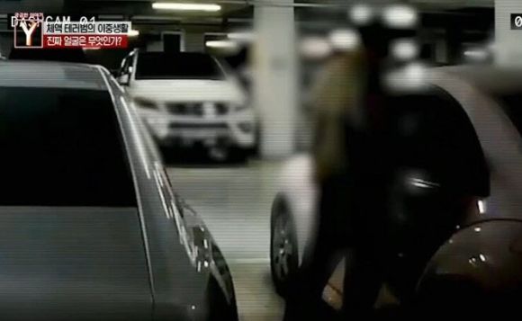 주차된 여성의 차량에 체액 테러를 했던 남성이 성도착증 증상을 가지고 있을 가능성이 크다는 전문가의 분석이 나왔다. 사진은 남성이 체액 테러를 하는 모습. [사진=SBS]