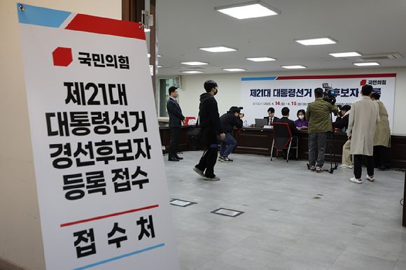 서울 영등포구 국민의힘 당사에서 제21대 대통령선거 경선후보자 등록 접수를 하고 있다. 2025.4.14 [사진=연합뉴스]