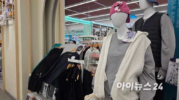 서울의 한 다이소 매장에서 판매하는 의류 제품. 2025.04.15 [사진=진광찬 기자]
