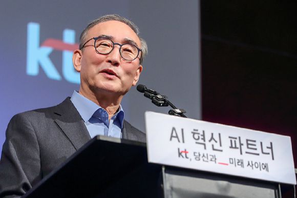 MWC25 KT 경영진 기자간담회’에서 김영섭 대표가 2025 경영전략을 발표하고 있다 [사진=KT]