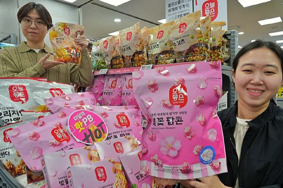 롯데마트 MD들이 제타플렉스 잠실점에서 PB 상품을 홍보하고 있다.  [사진=롯데마트]