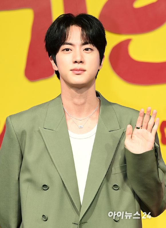 그룹 방탄소년단(BTS) 진이 15일 오전 서울 종로구 JW매리어트 동대문에서 열린 넷플릭스 새 예능 시리즈 '대환장 기안장' 기자간담회에 참석하고 있다. [사진=정소희 기자]