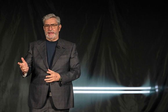 루크 동커볼케 현대차그룹 CDO(글로벌디자인본부장) 겸 CCO 사장이 제네시스 '엑스 그란 이퀘이터 콘셉트'를 설명하고 있다. [사진=현대자동차]