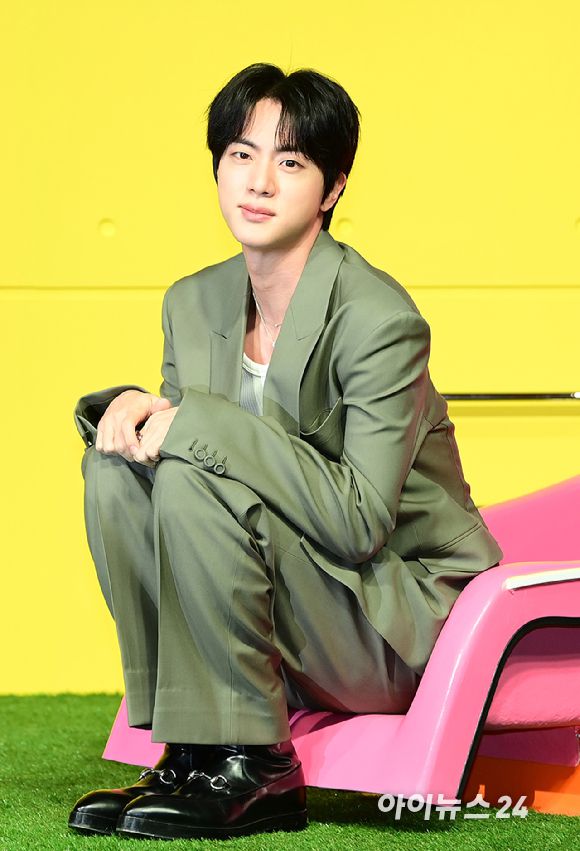 그룹 방탄소년단(BTS) 진이 15일 오전 서울 종로구 JW매리어트 동대문에서 열린 넷플릭스 새 예능 시리즈 '대환장 기안장' 기자간담회에 참석하고 있다. [사진=정소희 기자]