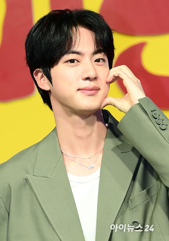 그룹 방탄소년단(BTS) 진이 15일 오전 서울 종로구 JW매리어트 동대문에서 열린 넷플릭스 새 예능 시리즈 '대환장 기안장' 기자간담회에 참석하고 있다. [사진=정소희 기자]