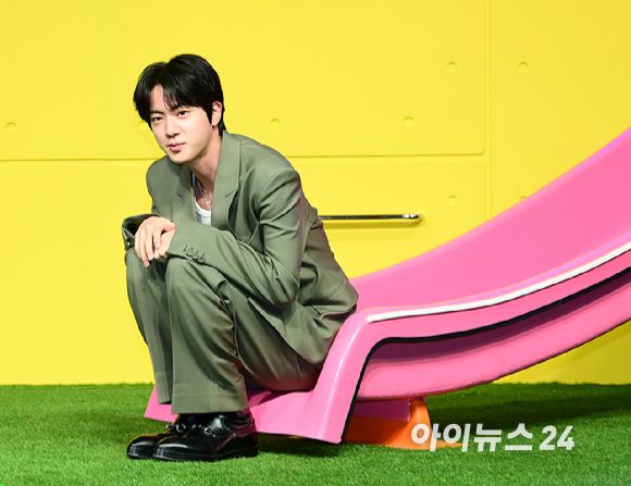 그룹 방탄소년단(BTS) 진이 15일 오전 서울 종로구 JW매리어트 동대문에서 열린 넷플릭스 새 예능 시리즈 '대환장 기안장' 기자간담회에 참석하고 있다. [사진=정소희 기자]