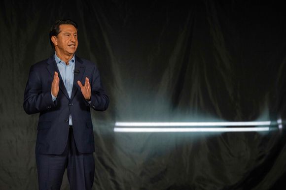 호세 무뇨스 현대차 대표이사 사장이 제네시스 '엑스 그란 이퀘이터 콘셉트'와 'GMR-001 하이퍼카 실차 디자인 모델' 공개 행사에서 환영사를 하고 있다. [사진=현대자동차]