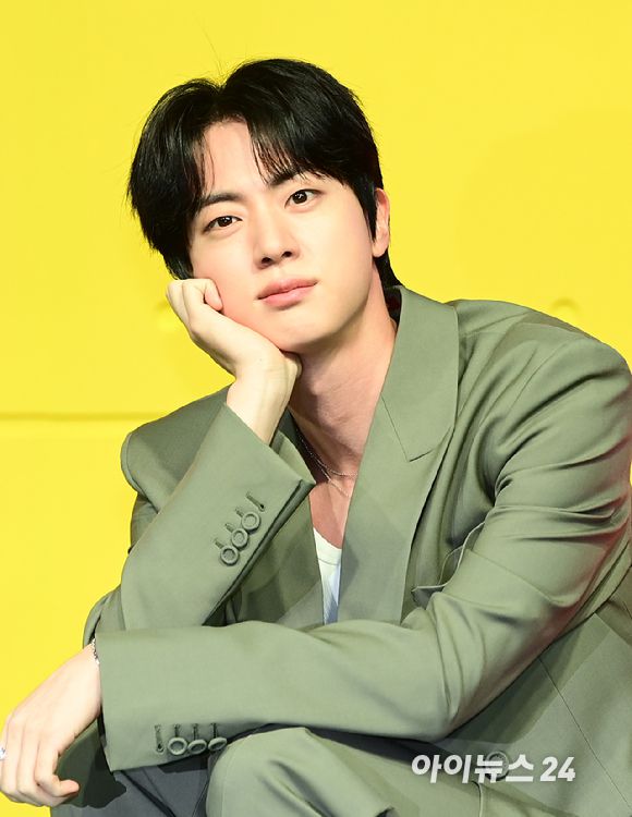 그룹 방탄소년단(BTS) 진이 15일 오전 서울 종로구 JW매리어트 동대문에서 열린 넷플릭스 새 예능 시리즈 '대환장 기안장' 기자간담회에 참석하고 있다. [사진=정소희 기자]