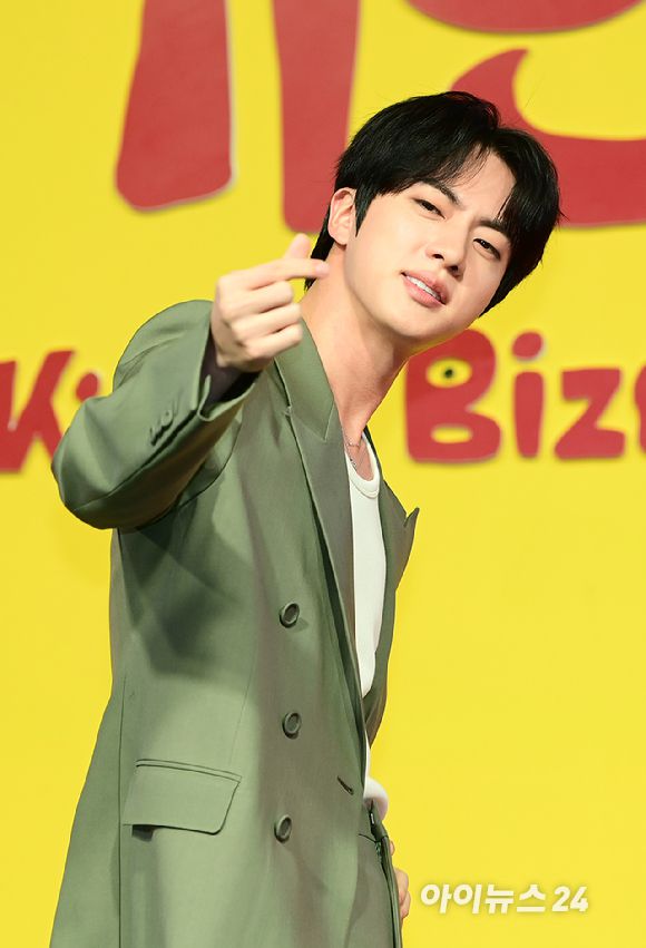 그룹 방탄소년단(BTS) 진이 15일 오전 서울 종로구 JW매리어트 동대문에서 열린 넷플릭스 새 예능 시리즈 '대환장 기안장' 기자간담회에 참석하고 있다. [사진=정소희 기자]