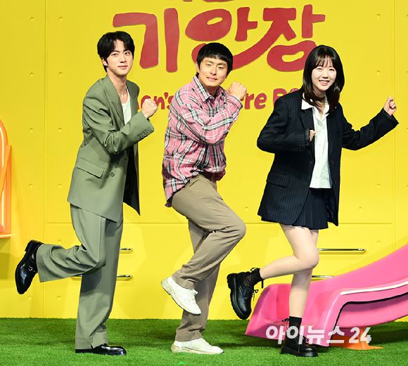 방탄소년단(BTS) 진-기안84-지예은이 15일 오전 서울 종로구 JW매리어트 동대문에서 열린 넷플릭스 새 예능 시리즈 '대환장 기안장' 기자간담회에 참석하고 있다. [사진=정소희 기자]