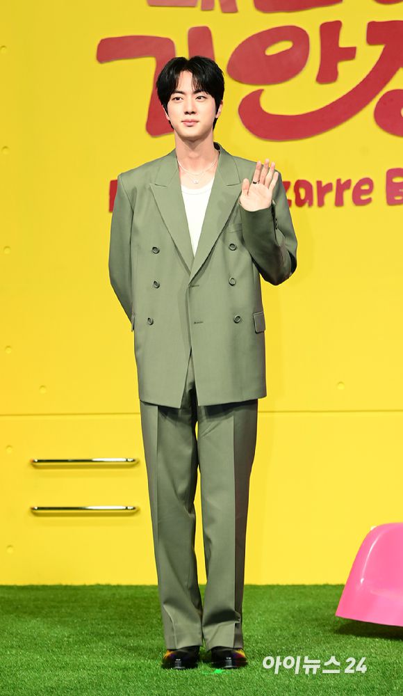 그룹 방탄소년단(BTS) 진이 15일 오전 서울 종로구 JW매리어트 동대문에서 열린 넷플릭스 새 예능 시리즈 '대환장 기안장' 기자간담회에 참석하고 있다. [사진=정소희 기자]