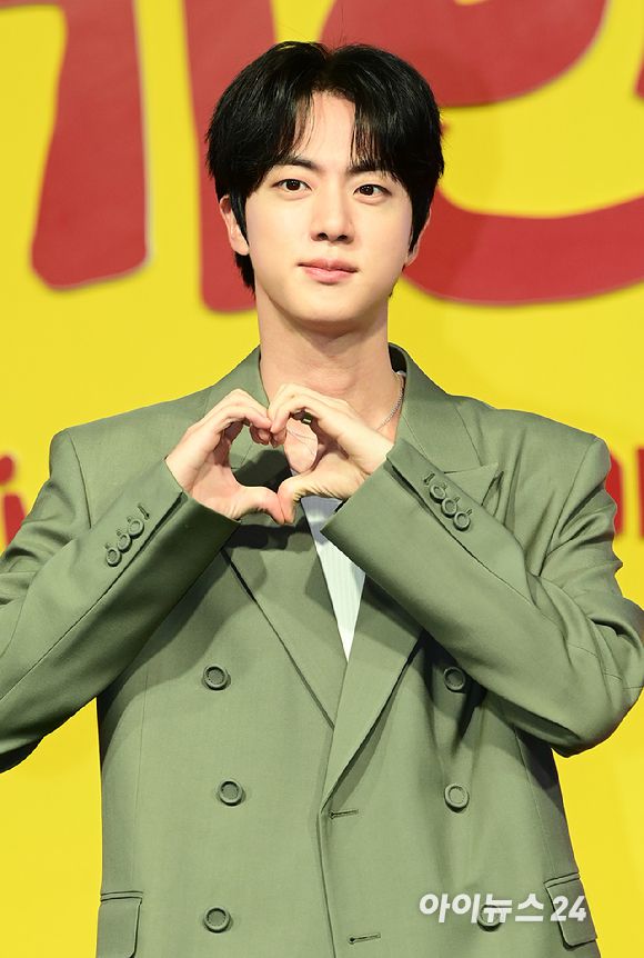 그룹 방탄소년단(BTS) 진이 15일 오전 서울 종로구 JW매리어트 동대문에서 열린 넷플릭스 새 예능 시리즈 '대환장 기안장' 기자간담회에 참석하고 있다. [사진=정소희 기자]