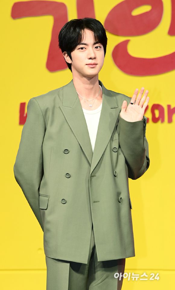 그룹 방탄소년단(BTS) 진이 15일 오전 서울 종로구 JW매리어트 동대문에서 열린 넷플릭스 새 예능 시리즈 '대환장 기안장' 기자간담회에 참석하고 있다. [사진=정소희 기자]