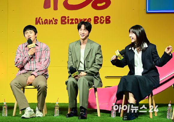 기안84-방탄소년단(BTS) 진-지예은이 15일 오전 서울 종로구 JW매리어트 동대문에서 열린 넷플릭스 새 예능 시리즈 '대환장 기안장' 기자간담회에 참석하고 있다. [사진=정소희 기자]