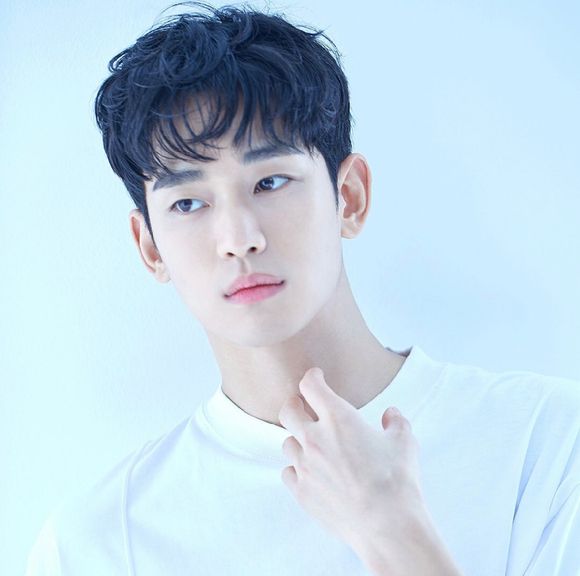 배우 김수현 측이 고(故) 김새론 유족과 김세의 가로세로연구소 대표 등을 상대로 낸 손해배상 청구 소송에서 재판 진행에 필요한 비용을 기한 내 내지 않은 것으로 파악됐다. [사진=김수현 인스타그램]
