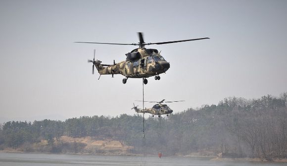 지난달 27일 육군 수리온 헬기가 경북 의성군 안계면 개천저수지에서 밤비버킷(물주머니)에 산불 진화용 물을 급수하고 있다. [사진=연합뉴스]