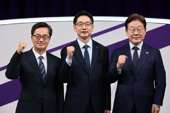 더불어민주당 대선 경선 주자인 이재명(오른쪽부터)·김경수·김동연 후보가 18일 서울 마포구 상암동 MBC에서 첫 TV토론회를 시작하기에 앞서 기념촬영 하고 있다. 2025.4.18 [국회사진기자단] [사진=연합뉴스]